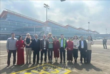 承载美国两名富豪的直升机已着陆广宁省云屯国际航空港。（图片来源：越通社）
