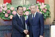 越南国家主席苏林和柬埔寨人民党主席洪森合影（2024年7月25日）。（图片来源：越通社）