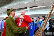 俄罗斯朋友对越南展位印象深刻。（青体 摄）