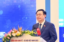 越南国会主席王廷惠在论坛上发表讲话。