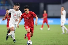 双方球员争夺球权。