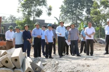 宣光省领导、各厅、机构领导视察咸安县新成乡安置区建设进展情况。