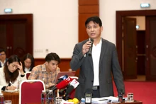 税务总局副局长邓玉明在新闻发布会上回答问题。