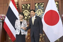 泰国外长帕恩普雷与日本外务大臣上川阳子亲切握手。