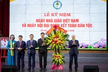 越南祖国阵线中央委员会主席杜文战送花祝贺财政学院。