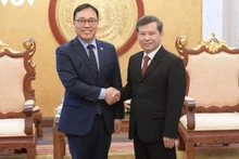 越南最高人民法院院长黎明智会见韩国驻越大使崔英三。（图片来源：越通社）