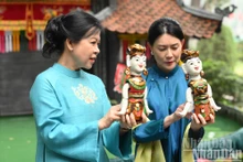 越共中央总书记夫人与新加坡总理夫人共赏水上木偶戏。
