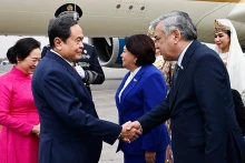 乌兹别克斯坦社会民主党主席Makhmudova Robakhon Anvarovna前来机场迎接越南国会主席陈青敏一行。(图片来源:越通社)