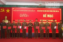 山罗省边防部队副指挥长盘文橙大校向老挝学员颁发结业证书。