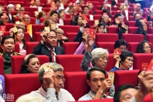 各位代表就越南祖国阵线第十届中央委员会（2024-2029年）委员名额分配进行协商。