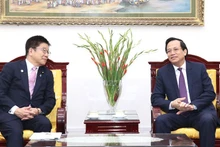 越南劳动荣军与社会部部长陶玉容与日本厚生劳动省大臣加藤胜信。