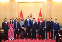 双方代表合影。（图片来源：越通社）