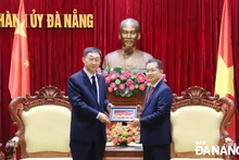 岘港市委书记阮文广与广西壮族自治区党委书记刘宁。（图片来源：岘港市报）
