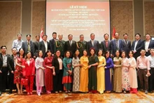 越南人民军建军80周年和全民国防日35周年纪念活动在新加坡举行。（图片来源：越通社）