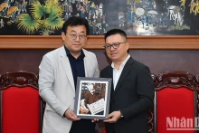 《人民报》社总编辑李国明会见韩国记者协会会长朴钟贤。