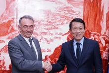 越南公安部部长梁三光与西班牙共产党总书记罗梅罗。（图片来源：越通社）