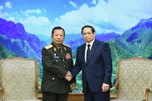 越南政府总理范明正会见老挝副总理兼国防部部长占沙蒙·占雅拉。