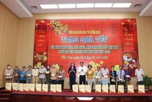 国家副主席向芹苴市贫困户赠送新年礼物。（图片来源：越通社）
