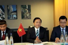越南政府副总理陈红河（中）与瑞士联邦经济事务、教育和研究部部长举行会谈。（图片来源：越通社）