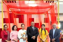 东帝汶外交部长本迪托·弗雷塔斯（右三）、东帝汶驻文莱大使阿贝尔·古特雷斯（右一）和各位代表在展览会合影留念。