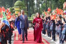 越南国家副主席武氏映春欢迎保罗·马沙蒂莱副总统访越。