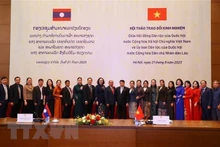 双方代表合影。