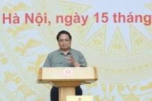 政府总理范明正在会上发表讲话。