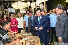越南国会主席王廷惠出席2023年越南手工艺村保护与发展节。（图片来源：维灵 摄）