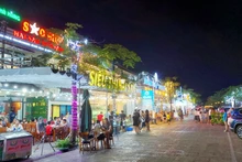 白斋旅游区夜间旅游热闹非凡。（图片来源：广宁报）