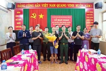 巴地头顿省向中国驻胡志明市总领事馆移交5名海上遇险中国船员。（图片来源：越通社）
