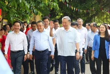 越南国家主席苏林走访河内山西唐林古村。