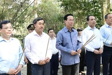 越南国家主席武文赏在新潮国家历史遗迹向胡志明主席进香。（图片来源：宣光报）