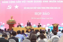 越共中央总书记、越南社会主义共和国主席苏林主持记者会，宣布会议结果。