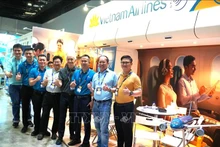越南航空在马来西亚分公司的工作人员和合作伙伴。（图片来源：越通社）
