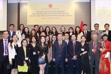 越南国会主席王廷惠与旅居新西兰越南人代表。（图片来源：越通社）