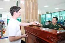 老街省春节期间确保游客出入境活动正常进行。（图片来源：老街报）