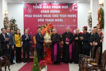 国际主席武文赏向顺化天主教总教区赠送礼品。（图片来源：vnexpress）