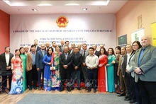 越南驻捷克大使蔡春勇与代表们合影。