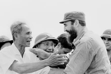 1973年9月15日，范文同总理欢迎菲德尔·卡斯特罗同志参观广治省越南南方解区。（图片来源：越通社）