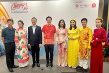 黎氏秋姮副部长会见新加坡总理黄循财。