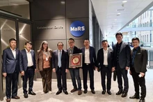 赖春门（左四）和越南代表团与MaRS创新中心代表合影。（图片来源：越通社）