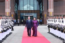 越共中央总书记苏林偕夫人离开吉隆坡国际机场。（图片来源：越通社）