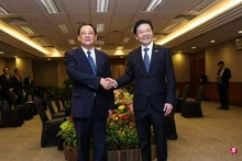老挝总理宋赛（左）与新加坡总理黄循财。
