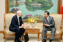 越南政府副总理陈红河会见芬兰驻越南特命全权大使科欧·诺万托。