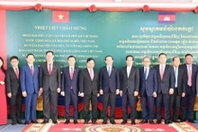 双方代表合影。（图片来源：越通社）