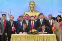 越南崑嵩省与老挝萨拉万省签署2022-2027年合作备忘录。（图片来源：越通社）