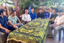 越南驻以色列大使李德忠（左三）走访慰问旅居以色列越南人社群代表。（图片来源：越通社）