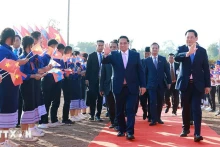 越南政府总理范明正和老挝总理宋赛·西潘敦共同出席老挝-越南友谊公园开工典礼。