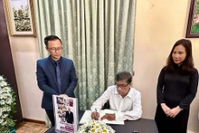 斯里兰卡共产党总书记维拉辛哈同志在吊唁簿上留言。（图片来源：越通社）