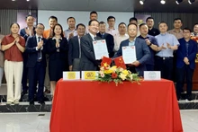 河内辅助工业企业协会与中国苏州市中小企业贸易促进协会之间合作协议签字仪式在河内举行。（图片来源：工贸报）